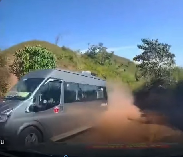 Video lái xe vượt ẩu, suýt xảy ra tai nạn trên đường đèo dốc ở Điện Biên- Ảnh 1.