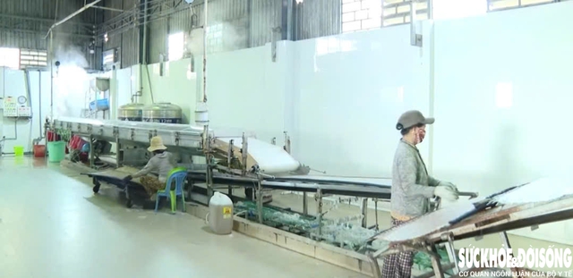 Cận Tết, nghề làm bánh tráng ở vùng biển Lâm Đồng rộn ràng vào vụ- Ảnh 3.