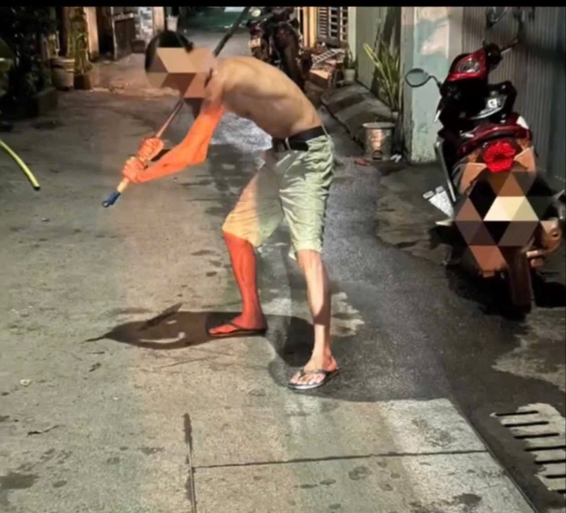 Bắt tạm giam người đàn ông mang hung khí đập phá nhà dân, náo loạn khu phố- Ảnh 1.