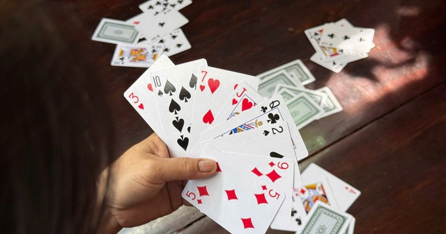 Chơi bài vui dịp Tết: Đâu là ranh giới và vi phạm pháp luật- Ảnh 2. Chơi bài vui dịp Tết: Đâu là ranh giới và vi phạm pháp luật- Ảnh 2.