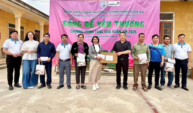 Tặng 01 máy tính xách tay và 06 phần quà cho Trạm Y tế Phà Đánh nhằm phục vụ công tác chăm sóc sức khỏe nhân dân.