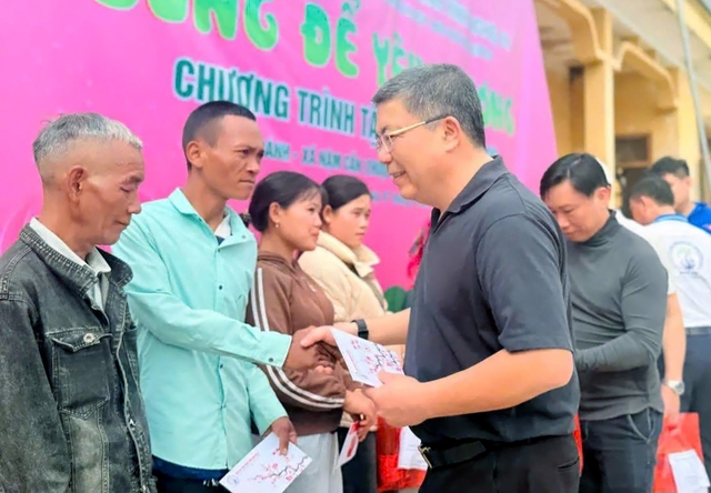 TS.BSCKII Nguyễn Hoài Nam, Giám đốc Bệnh viện Chấn thương - Chỉnh Hình Nghệ An tặng quà cho các hộ gia đình có hoàn cảnh đặc biệt khó khăn.