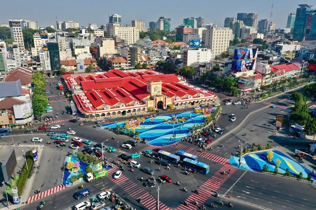 Người dân, du khách thích thú trước diện mạo mới của chợ Bến Thành- Ảnh 1.