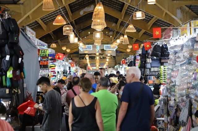 Người dân, du khách thích thú trước diện mạo mới của chợ Bến Thành- Ảnh 11.