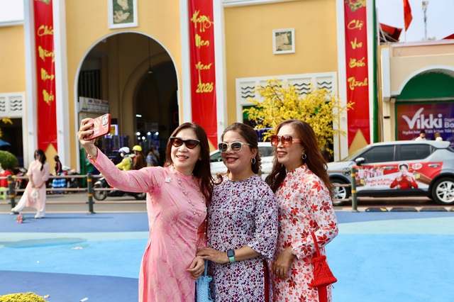 Người dân, du khách thích thú trước diện mạo mới của chợ Bến Thành- Ảnh 5.