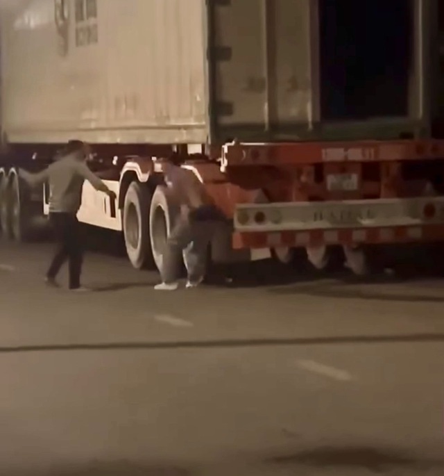 Điều tra vụ người đàn ông nghi cầm đao liên tiếp đánh, chém người khác- Ảnh 1.