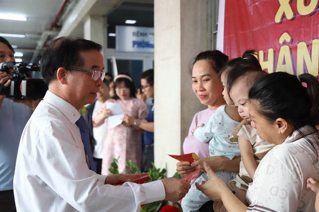 “Chợ 0 đồng” ấm áp, mang Tết đủ đầy đến bệnh nhân nghèo- Ảnh 1.