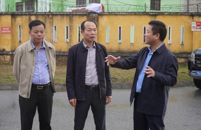 Lắp camera giám sát, ngăn đổ trộm rác ở khu quy hoạch Đại học Huế- Ảnh 1.