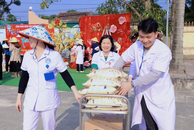 Tết ấm nghĩa tình - Lan tỏa giá trị nhân văn từ Bệnh viện Phổi Nghệ An- Ảnh 3.
