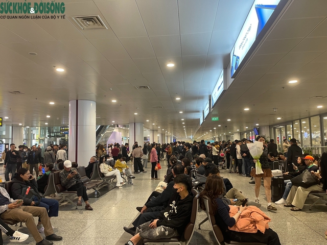 Sân bay Nội Bài chật kín người đón thân nhân về quê ăn Tết- Ảnh 2.