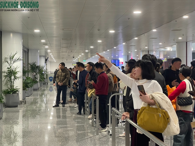 Sân bay Nội Bài chật kín người đón thân nhân về quê ăn Tết- Ảnh 4.