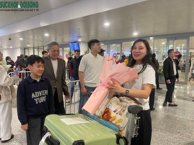 Sân bay Nội Bài chật kín người đón thân nhân về quê ăn Tết- Ảnh 8.