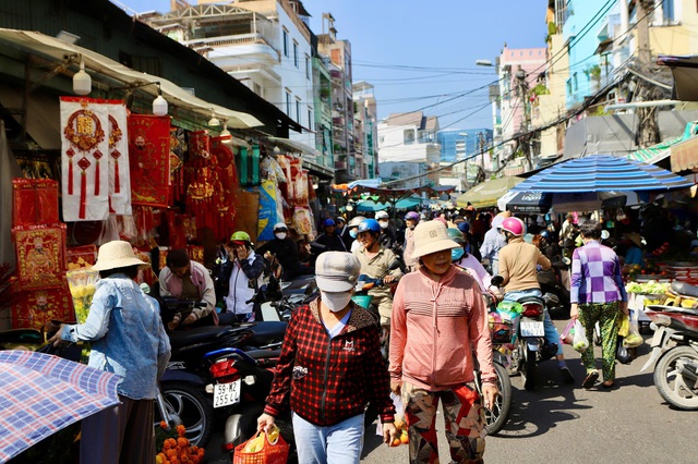 Chợ ‘cõi âm’ ở TPHCM đông nghịt khách mua đồ cúng ông Táo- Ảnh 1.