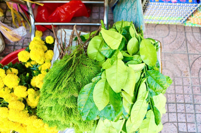 Chợ ‘cõi âm’ ở TPHCM đông nghịt khách mua đồ cúng ông Táo- Ảnh 12.