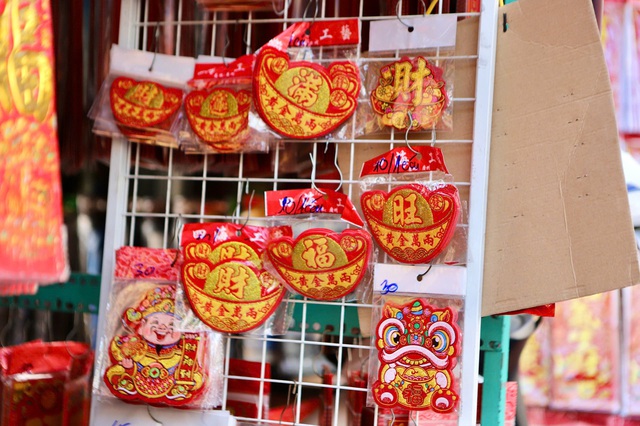 Chợ ‘cõi âm’ ở TPHCM đông nghịt khách mua đồ cúng ông Táo- Ảnh 5.