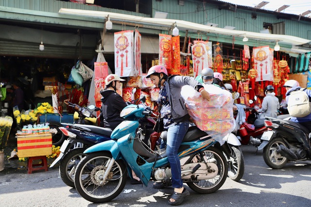 Chợ ‘cõi âm’ ở TPHCM đông nghịt khách mua đồ cúng ông Táo- Ảnh 13.