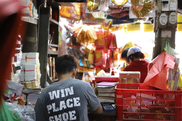 Chợ ‘cõi âm’ ở TPHCM đông nghịt khách mua đồ cúng ông Táo- Ảnh 6.