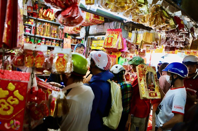 Chợ ‘cõi âm’ ở TPHCM đông nghịt khách mua đồ cúng ông Táo- Ảnh 4.