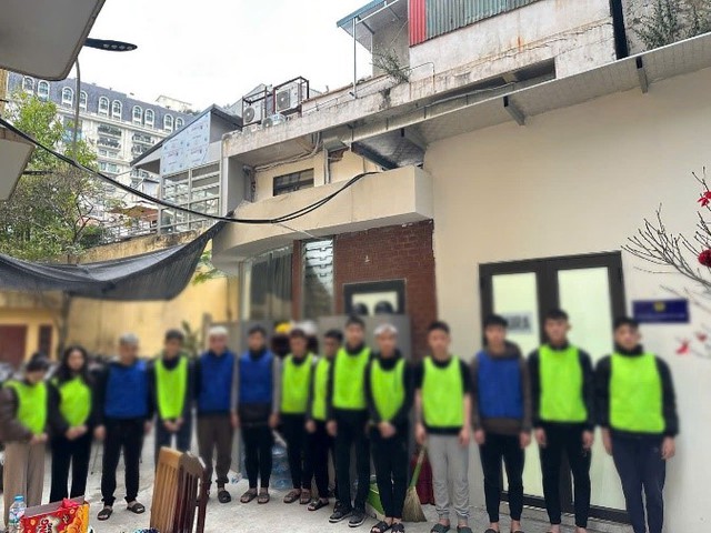 Tạm giữ 10 thanh thiếu niên dùng hơi cay, pháo diêm đuổi nhau trên nhiều tuyến phố Hà Nội- Ảnh 1.