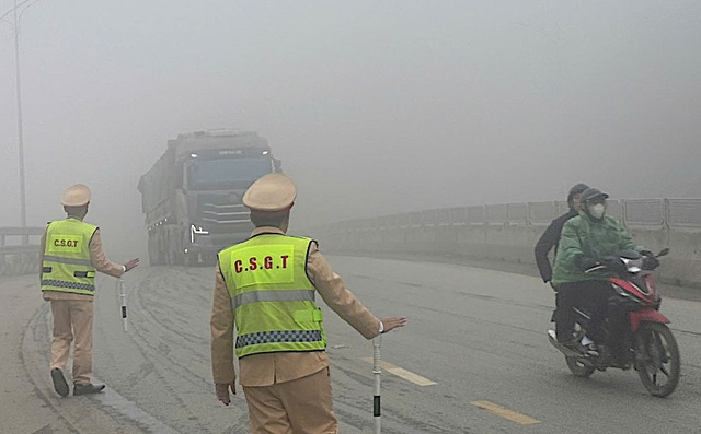 Trời mưa rét, sương mù hạn chế tầm nhìn: CSGT khuyến cáo gì?- Ảnh 2.