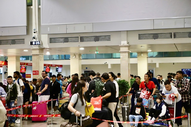 Cao điểm Tết Bính Ngọ 2026: Hơn 1.000 chuyến bay/ngày tại Tân Sơn Nhất, hành khách lo trễ chuyến vì nhầm nhà ga- Ảnh 2.