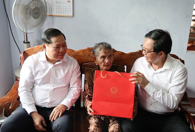 Phó Thủ tướng thăm, tặng quà Tết gia đình chính sách, công nhân khó khăn tại Gia Lai- Ảnh 1.