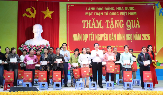 Phó Thủ tướng thăm, tặng quà Tết gia đình chính sách, công nhân khó khăn tại Gia Lai- Ảnh 2.