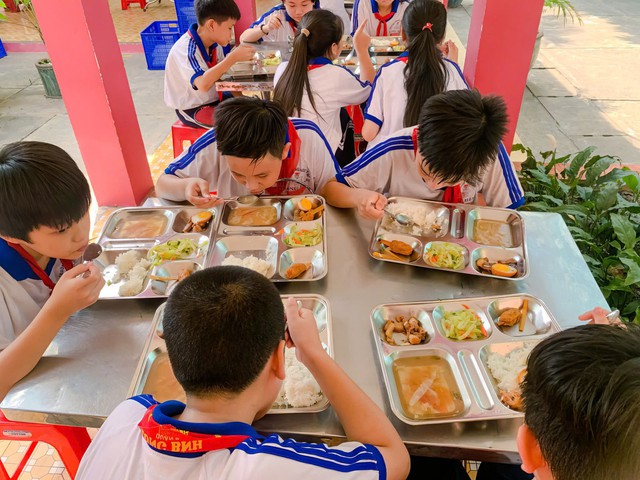 Đa dạng hóa thực phẩm học đường với sắc màu cầu vồng trên đĩa ăn của trẻ- Ảnh 2.