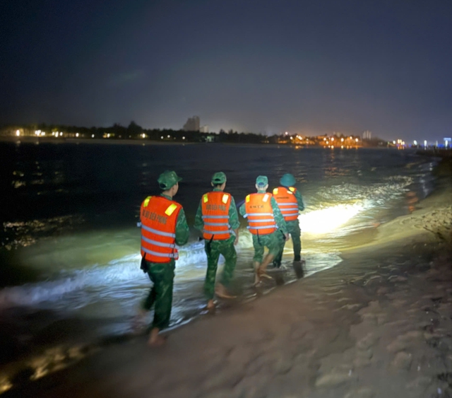 Tìm kiếm nam du khách quê Phú Thọ sóng cuốn mất tích khi tắm biển Nhật Lệ- Ảnh 1.