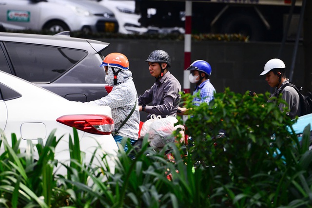 Miền Bắc nắng nóng trên 30 độ trước khi chuyển mưa rét vào đêm nay- Ảnh 1.