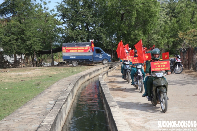 Bộ đội, dân quân len lỏi 'đến từng ngõ, đi từng rẫy' đưa thông tin bầu cử đến Nhân dân- Ảnh 6.