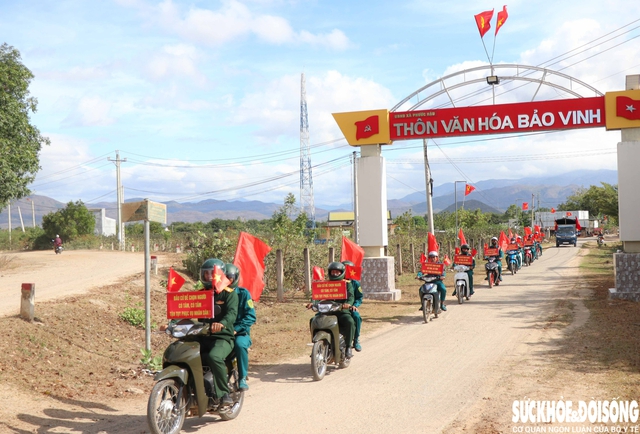 Bộ đội, dân quân len lỏi 'đến từng ngõ, đi từng rẫy' đưa thông tin bầu cử đến Nhân dân- Ảnh 2.