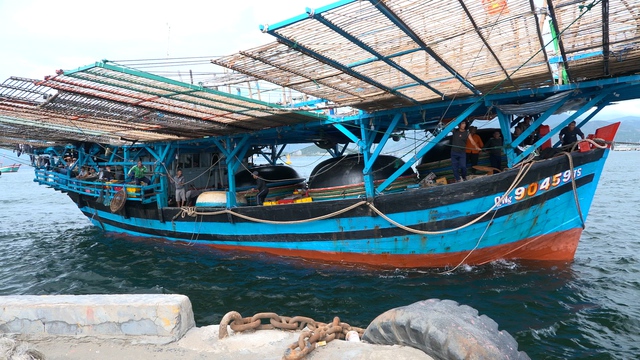 Tàu Hải quân đưa 36 ngư dân Quảng Ngãi gặp nạn trên biển vào bờ an toàn- Ảnh 1.