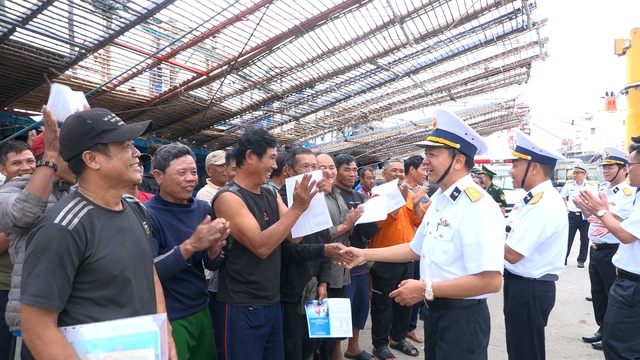 Tàu Hải quân đưa 36 ngư dân Quảng Ngãi gặp nạn trên biển vào bờ an toàn- Ảnh 2.