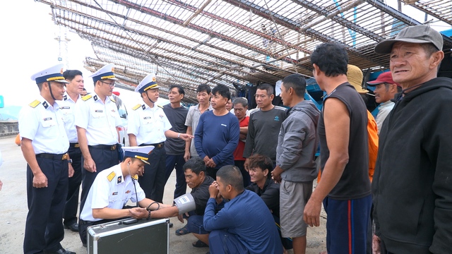 Tàu Hải quân đưa 36 ngư dân Quảng Ngãi gặp nạn trên biển vào bờ an toàn- Ảnh 3.