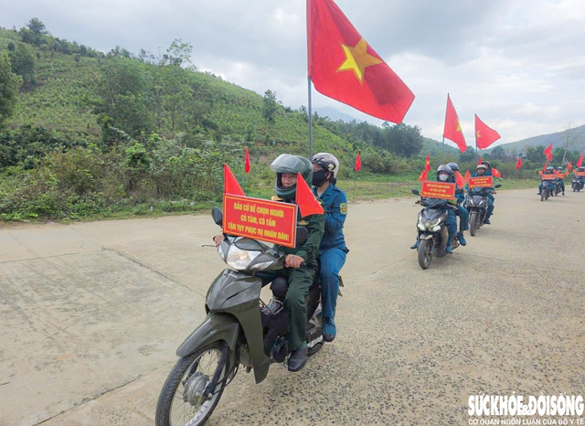 Lực lượng vũ trang Khánh Hòa đưa thông tin bầu cử đến với bà con dân tộc thiểu số- Ảnh 1.