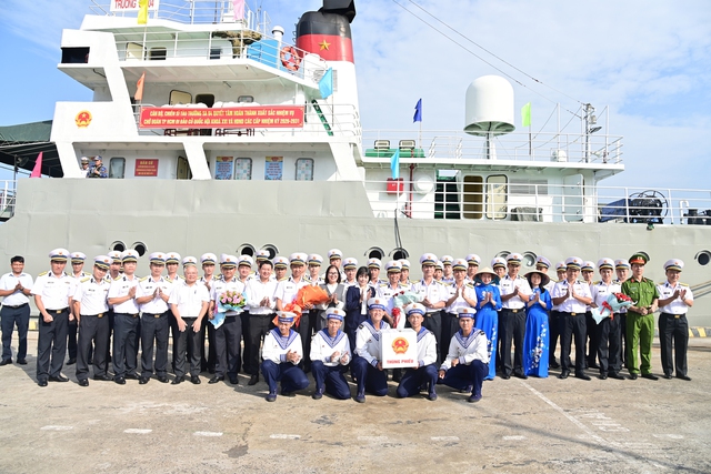 Hoàn thành bầu cử sớm trên biển cho hơn 600 cử tri là cán bộ, chiến sĩ và ngư dân- Ảnh 2.