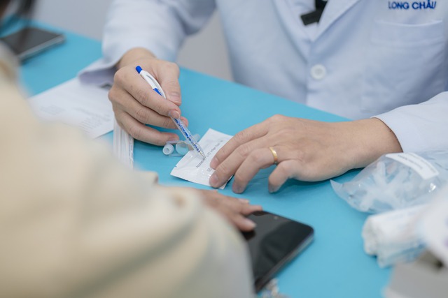 Long Châu tầm soát HPV miễn phí cho hàng trăm khách hàng, ra mắt giải pháp nhận diện sớm nguy cơ ung thư cổ tử cung- Ảnh 4. Long Châu tầm soát HPV miễn phí cho hàng trăm khách hàng, ra mắt giải pháp nhận diện sớm nguy cơ ung thư cổ tử cung- Ảnh 4.