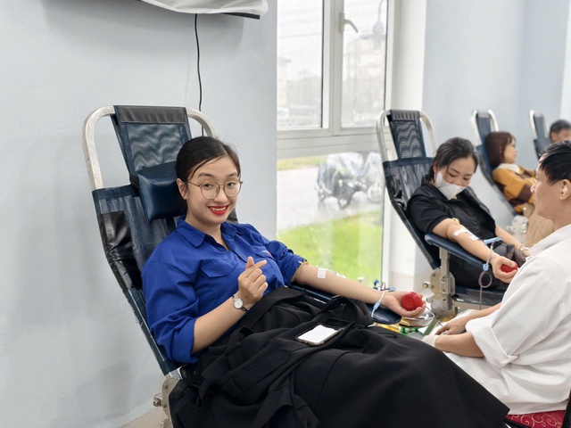 Cán bộ, nhân viên y tế Huế hiến máu tình nguyện, sẻ chia cùng người bệnh- Ảnh 1.