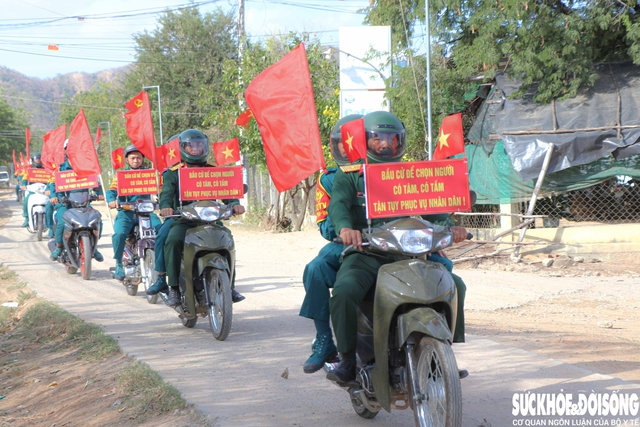 Khắp nẻo đường ở Khánh Hòa rộn ràng trước ngày bầu cử- Ảnh 5.