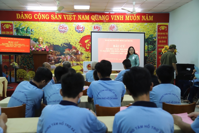 Thùng phiếu lưu động giúp người yếu thế không bị bỏ lại trong ngày hội bầu cử- Ảnh 1.