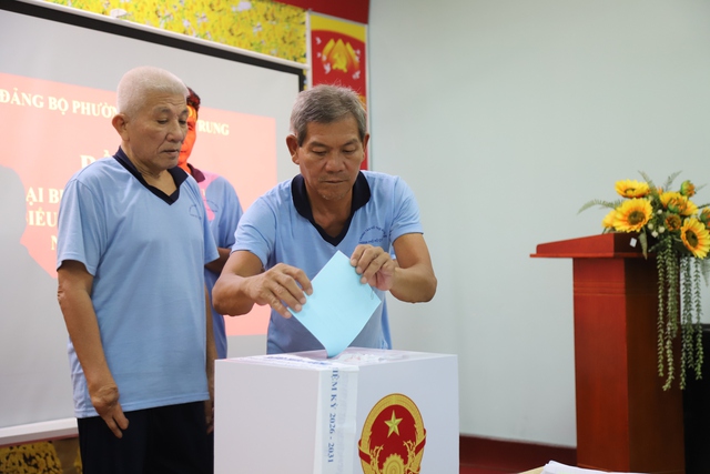 Thùng phiếu lưu động giúp người yếu thế không bị bỏ lại trong ngày hội bầu cử- Ảnh 2.