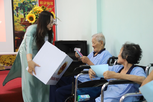 Thùng phiếu lưu động giúp người yếu thế không bị bỏ lại trong ngày hội bầu cử- Ảnh 3.