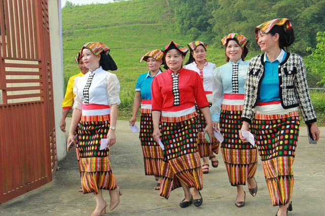 Những người mẹ địu con đi bỏ phiếu- Ảnh 1.