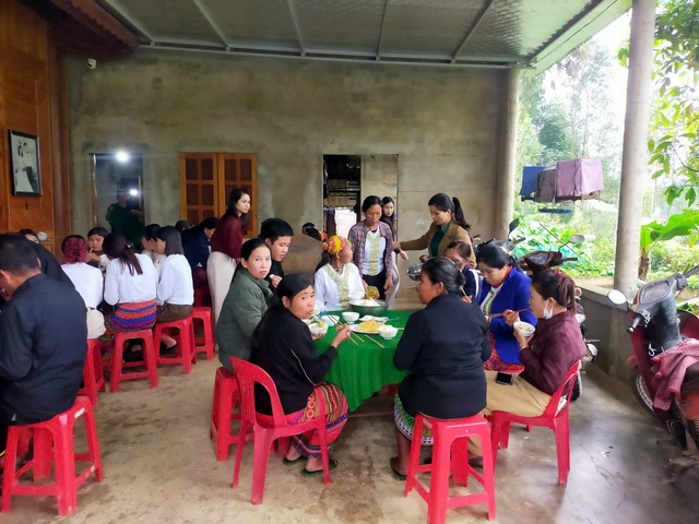Ấm áp bữa sáng đoàn kết ở bản Rào Tre trong ngày bầu cử- Ảnh 6.