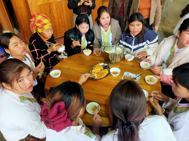 Ấm áp bữa sáng đoàn kết ở bản Rào Tre trong ngày bầu cử- Ảnh 7.