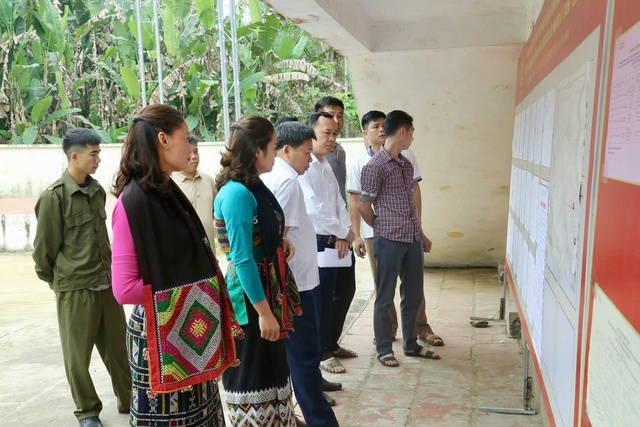 Những người mẹ địu con đi bỏ phiếu- Ảnh 6.