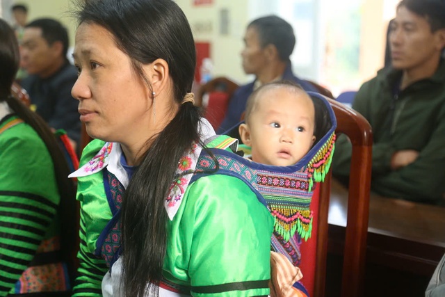 Những người mẹ địu con đi bỏ phiếu- Ảnh 4.