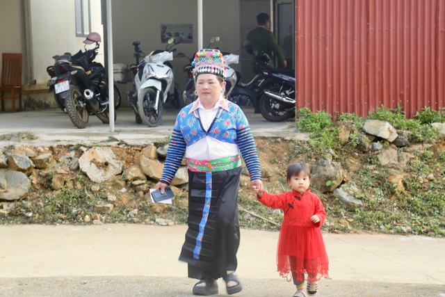 Những người mẹ địu con đi bỏ phiếu- Ảnh 3.