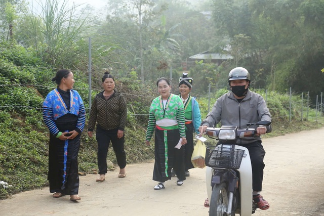 Những người mẹ địu con đi bỏ phiếu- Ảnh 2.